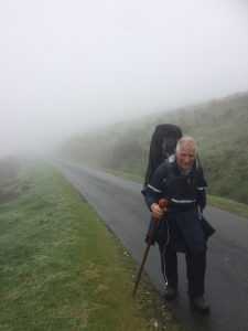 Stijle weg naar boven lopen